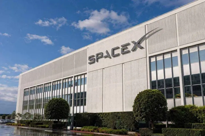 SpaceX Shakes Tech World With $60 Billion Cursor AI Takeover